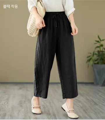 아이보리·블랙 톤 린넨 와이드팬츠와 블라우스 전신 코디 사진