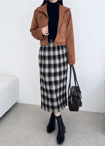 브라운·차콜 톤 기모 롱스커트와 재킷 전신 코디 사진