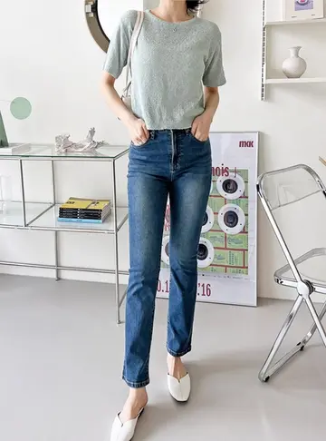 그레이·네이비 톤 터틀넥과 청바지 전신 코디 사진