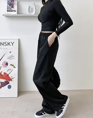 블랙 슬랙스와 긴팔티 전신 코디 사진