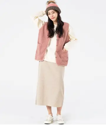 핑크·베이지 톤 롱스커트와 베스트 전신 코디 사진