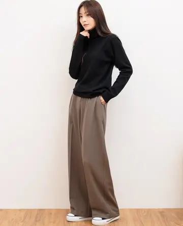 블랙·브라운 톤 캐시미어 터틀넥과 와이드팬츠 전신 코디 사진