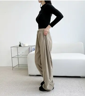 블랙·그레이 톤 코듀로이 조거팬츠와 긴팔티 전신 코디 사진