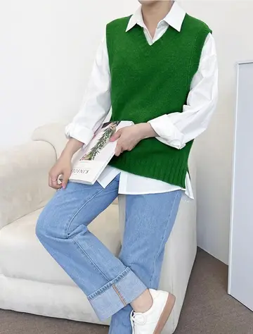 그린 오버핏 브이넥 니트조끼와 청바지 전신 코디 사진