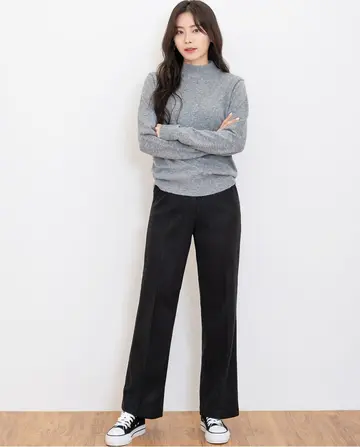 그레이·블랙 톤 캐시미어 터틀넥과 슬랙스 전신 코디 사진