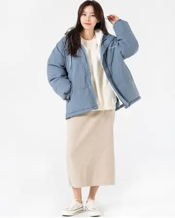 그레이·화이트 톤 하프패딩과 후드티 전신 코디 사진