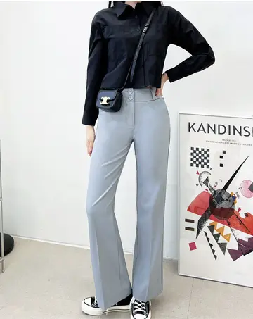 블랙·차콜 톤 부츠컷 슬랙스와 셔츠 전신 코디 사진