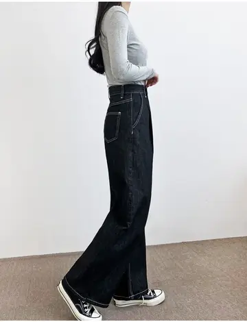 화이트·그레이 톤 와이드 청바지와 긴팔티 전신 코디 사진