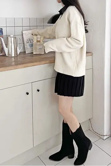 아이보리 오버핏 브이넥 니트와 미니스커트 전신 코디 사진