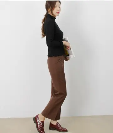 블랙·브라운 톤 슬랙스와 니트 전신 코디 사진