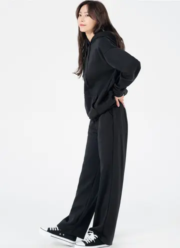 차콜·블랙 톤 기모 슬랙스와 집업 전신 코디 사진