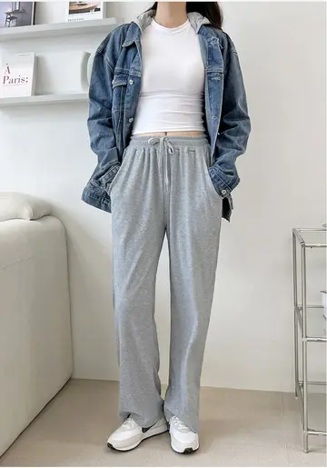 화이트·차콜 톤 청자켓과 나시 전신 코디 사진