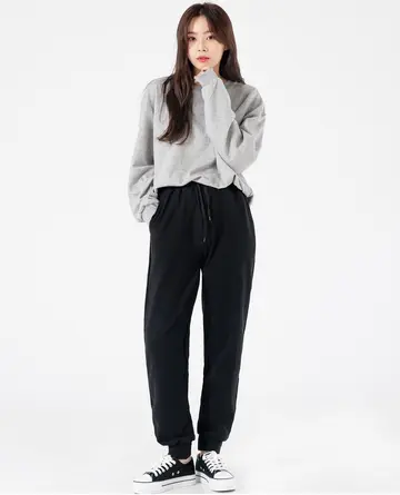 그레이·블랙 톤 기모 슬랙스와 맨투맨 전신 코디 사진