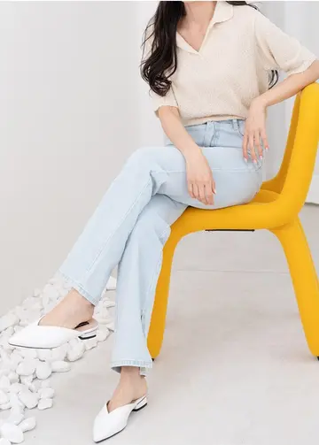 와이드 청바지와 베이지 카라티 전신 코디 사진