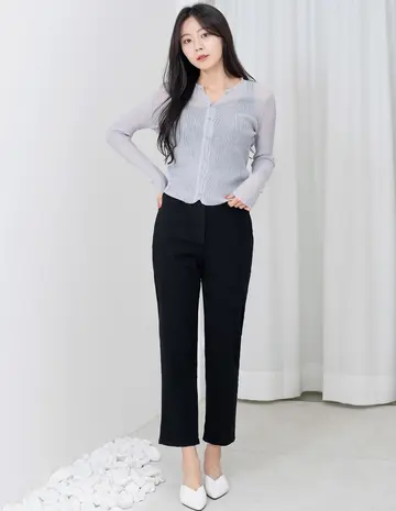 블랙 면바지와 니트 전신 코디 사진