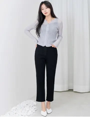 그레이·블랙 톤 면바지와 니트 전신 코디 사진