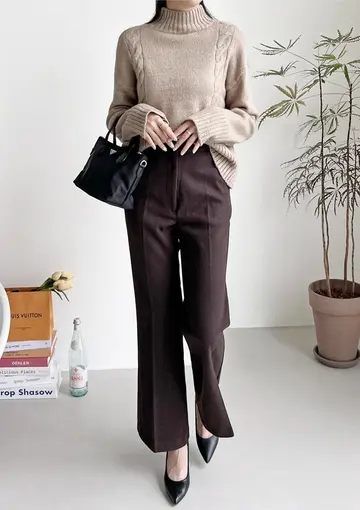 카멜 오버핏 골지 터틀넥과 브라운 와이드팬츠 전신 코디 사진