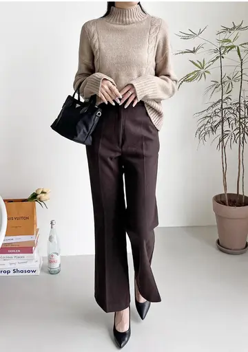 베이지·브라운 톤 골지 터틀넥과 와이드팬츠 전신 코디 사진