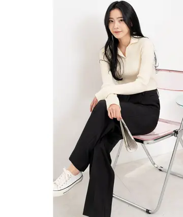아이보리·블랙 톤 슬랙스와 카라티 전신 코디 사진