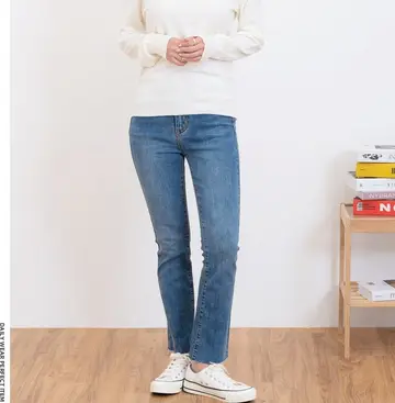 아이보리 캐시미어 터틀넥과 청바지 전신 코디 사진