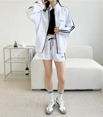 블랙·그레이 톤 재킷과 후드티 전신 코디 사진