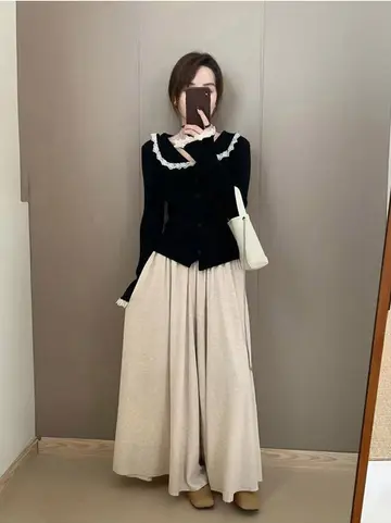 블랙 슬림핏 레이스 가디건과 베이지 와이드팬츠 전신 코디 사진