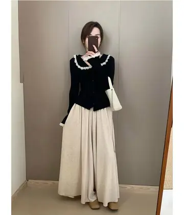 블랙·아이보리 톤 레이스 가디건과 와이드팬츠 전신 코디 사진