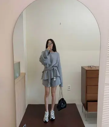 그레이 오버핏 반바지와 그레이 가디건 전신 코디 사진