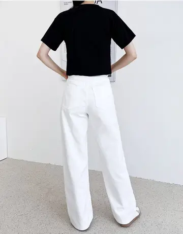 블랙·화이트 톤 와이드팬츠와 반팔티 전신 코디 사진