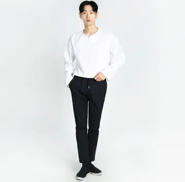 블랙·베이지 톤 슬랙스와 긴팔티 전신 코디 사진