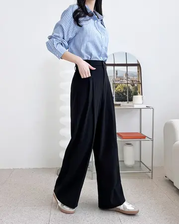 블랙 오버핏 와이드 슬랙스와 스트라이프 셔츠 전신 코디 사진