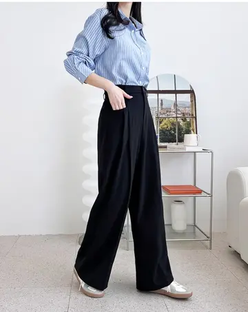 스카이블루·블랙 톤 와이드 슬랙스와 셔츠 전신 코디 사진