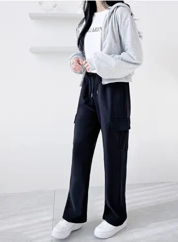 그레이·블랙 톤 기모 와이드팬츠와 집업 전신 코디 사진