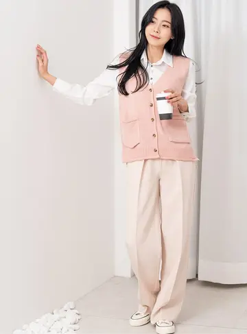 베이지·그레이 톤 와이드 슬랙스와 베스트 전신 코디 사진