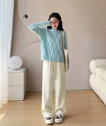 그레이·스카이블루 톤 코듀로이 와이드팬츠와 니트 전신 코디 사진
