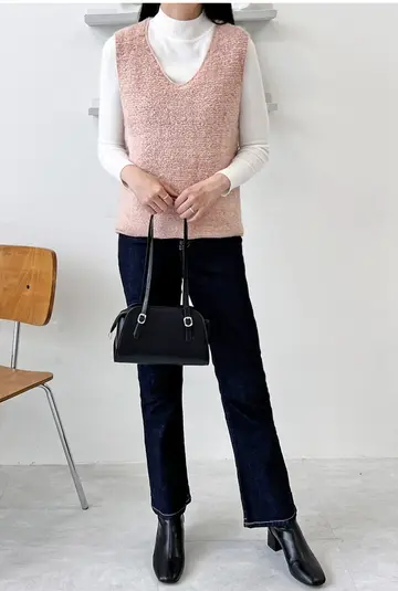베이지·그레이 톤 니트조끼와 청바지 전신 코디 사진