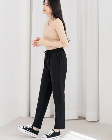 블랙 조거팬츠와 베이지 긴팔티 전신 코디 사진