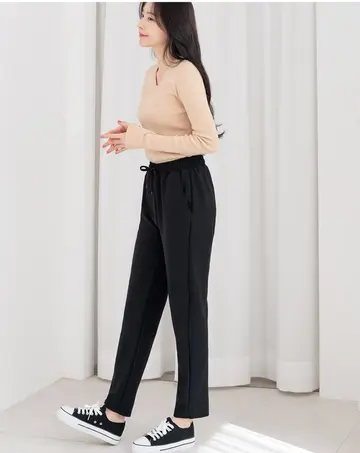 베이지·카멜 톤 조거팬츠와 긴팔티 전신 코디 사진