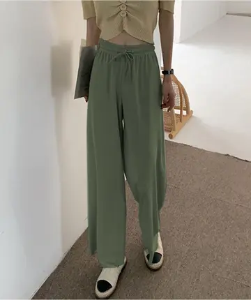 카키·브라운 톤 와이드 청바지와 니트 전신 코디 사진