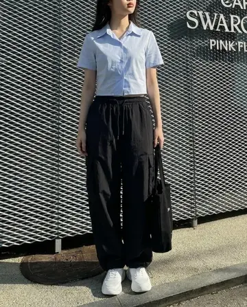 화이트·그레이 톤 카고팬츠와 셔츠 전신 코디 사진