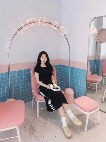 블랙 롱스커트와 블랙 반팔티 전신 코디 사진