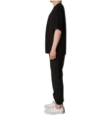 블랙·아이보리 톤 조거팬츠와 반팔티 전신 코디 사진