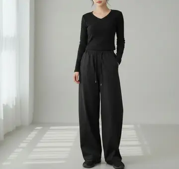 블랙 오버핏 면바지와 블랙 긴팔티 전신 코디 사진