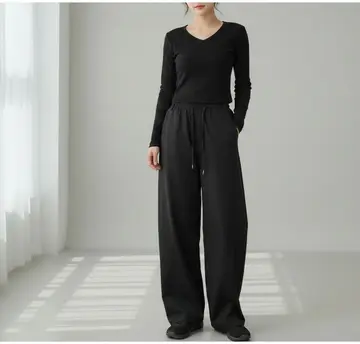 블랙·차콜 톤 면바지와 긴팔티 전신 코디 사진