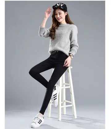 화이트·블랙 톤 레깅스와 니트 전신 코디 사진