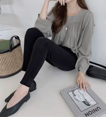 그레이 오버핏 블라우스와 조거팬츠 전신 코디 사진