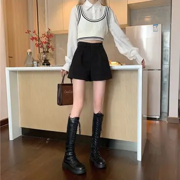 아이보리·블랙 톤 반바지와 베스트 전신 코디 사진