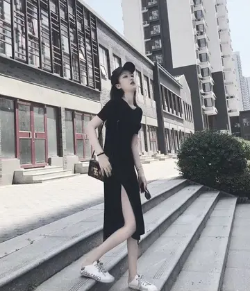 블랙 롱원피스와 블랙 반팔티 전신 코디 사진
