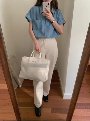 스카이블루 오버핏 데님 셔츠와 베이지 슬랙스 전신 코디 사진