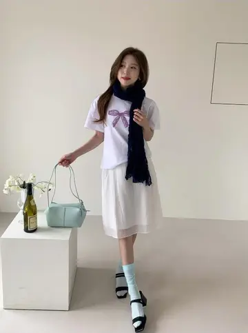 화이트 롱스커트와 반팔티 전신 코디 사진